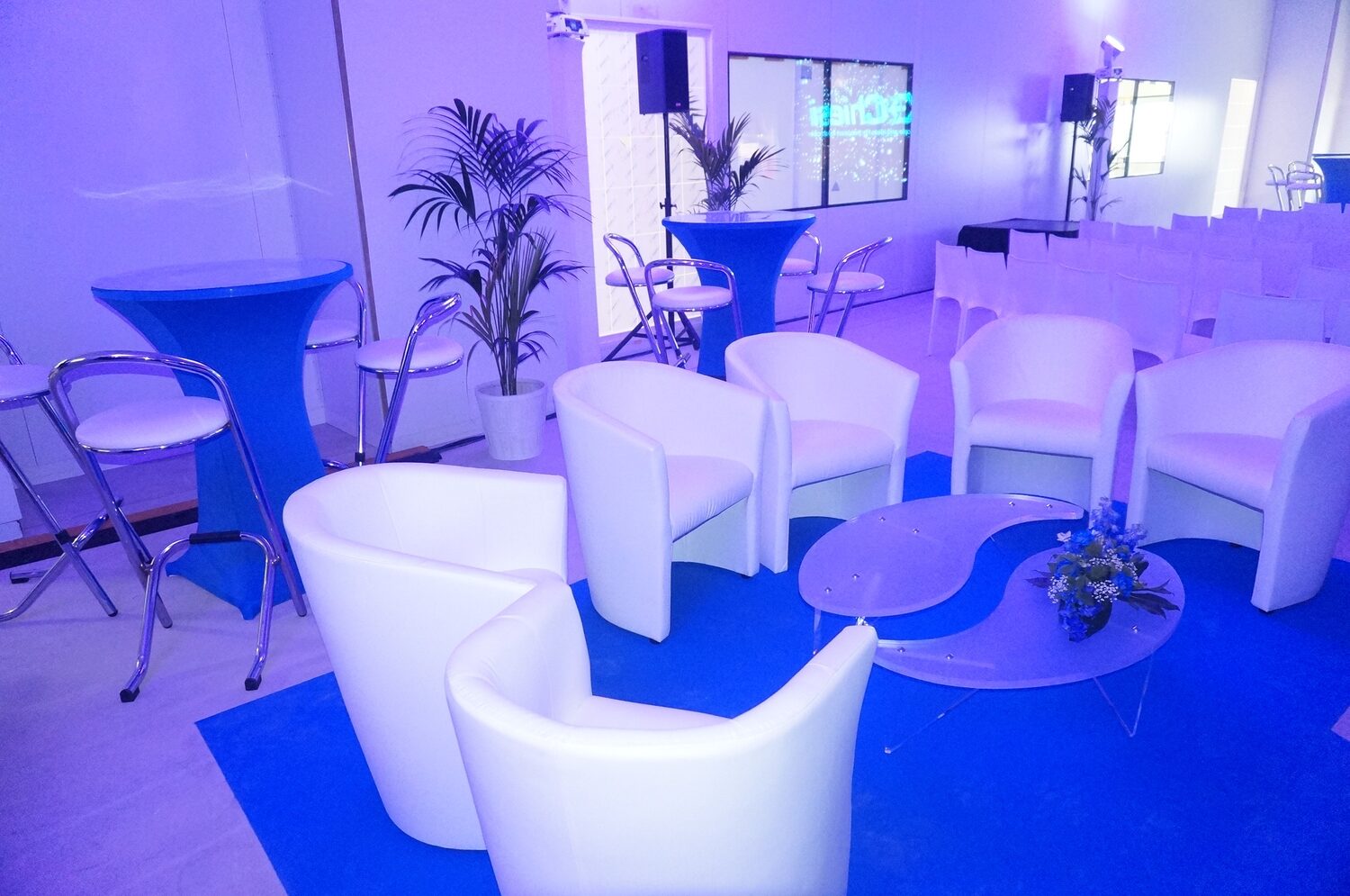 Soirée cocktail — lounge lumineux, mobilier LED et éclairage violet