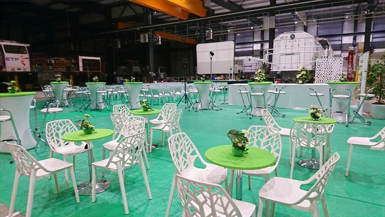 Dîner de gala — tables rondes dressées et mise en lumière colorée