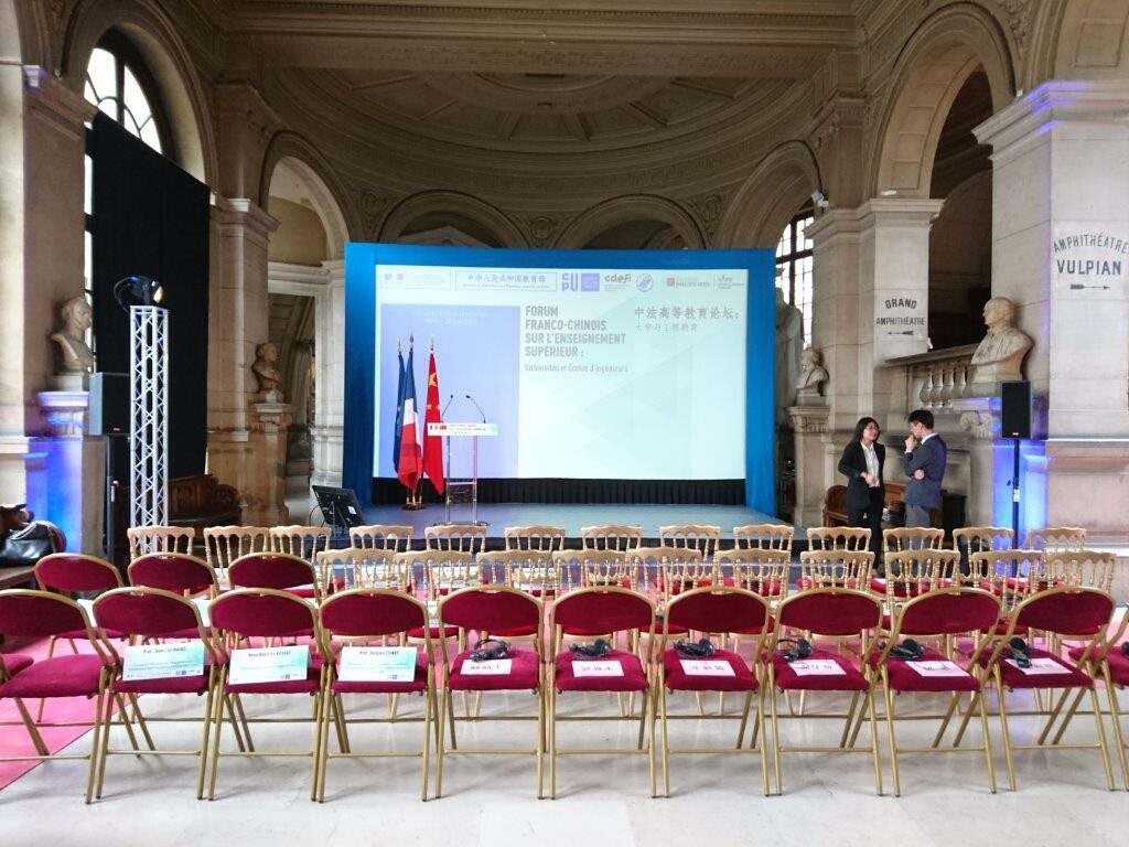 Conférence en lieu de prestige — grand hall et rangées de chaises